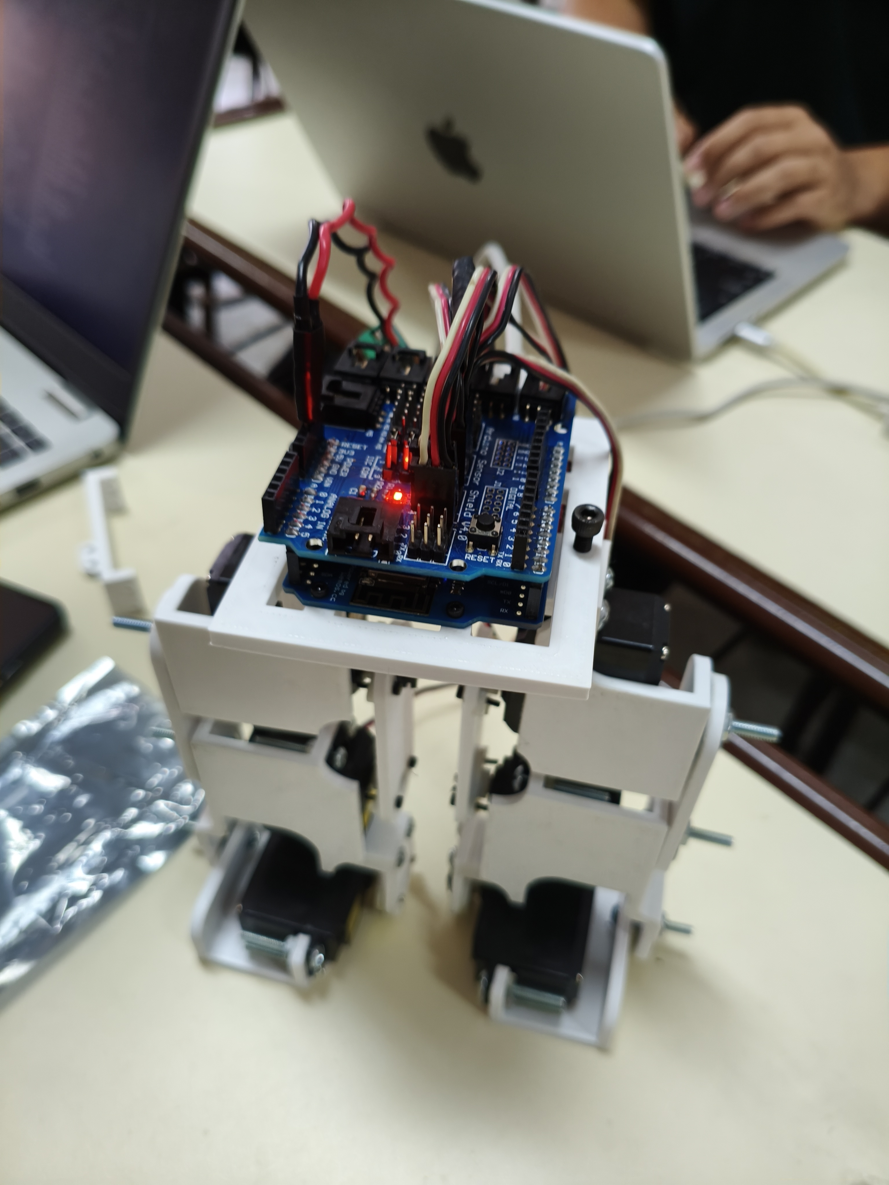 Bipedal robot assembled (Top view)